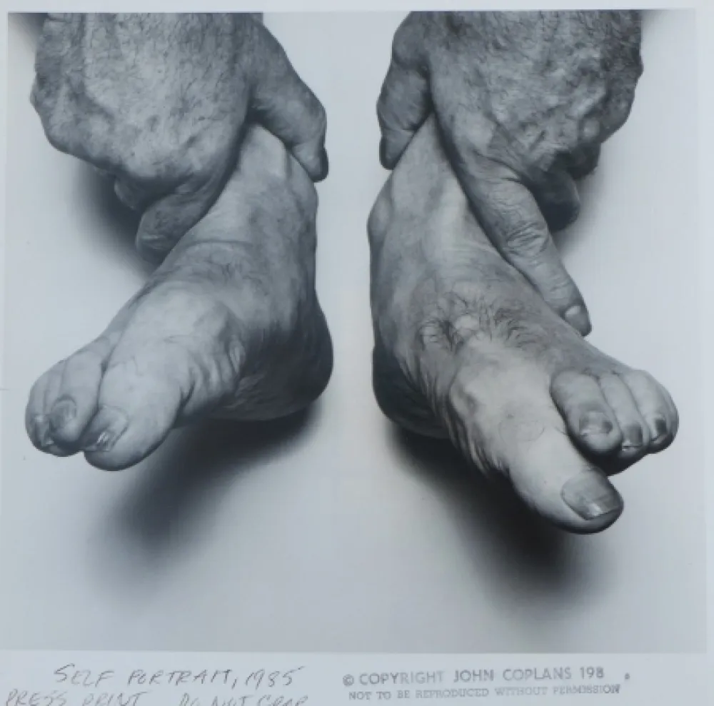 Fotografie Coplans - Selfportrait hands holding feet