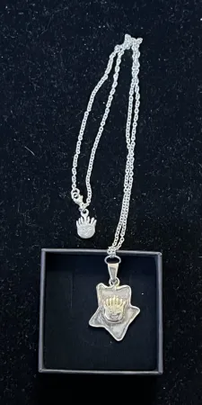 Multiplo Corneille - Collier pendentif signé Soleil aux 7 rayons du bonheur - Numéro 67/70 - 