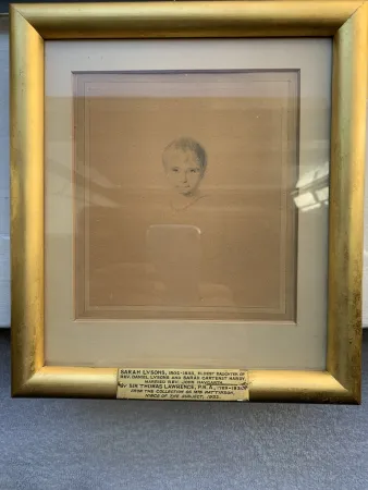 Non Tecnico Lawrence - Sarah Lysons with coral necklace