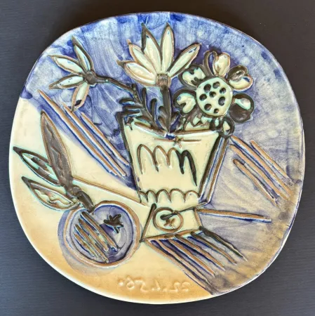 Non Tecnico Picasso - Pablo Picasso (1881–1973) - Bouquet à la pomme (A.R. 305) - White terracotta decorated with oxidised paraffin and glazes - 1956