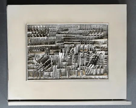 Non Tecnico Pomodoro - Arnaldo Pomodoro (1926 - 2025) - Bassorilievo - Silver sculpture with chrome-plated brass - 1973