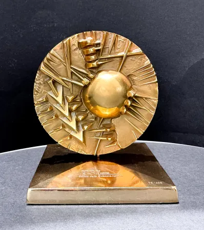 Non Tecnico Pomodoro - Arnaldo Pomodoro (1926–2025) - Disco per BSI - Gilded bronze sculpture with a gilded brass base - 1995