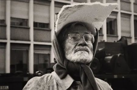 Fotografie Scheidegger - Der Künstler überwacht in Ludwigshafen bei Regenwetter den Aufbau der Skulptur 