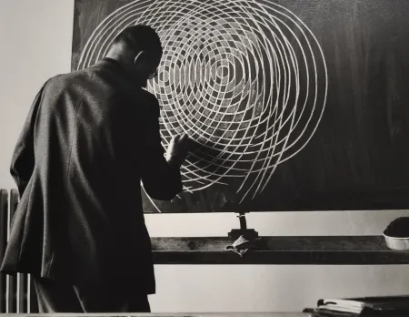 Fotografie Scheidegger - Max Bill unterrichtet Formenlehre an der Kunstgewerbeschule Zürich, 1944 (erste Aufnahme Ernst Scheideggers von Max Bill).