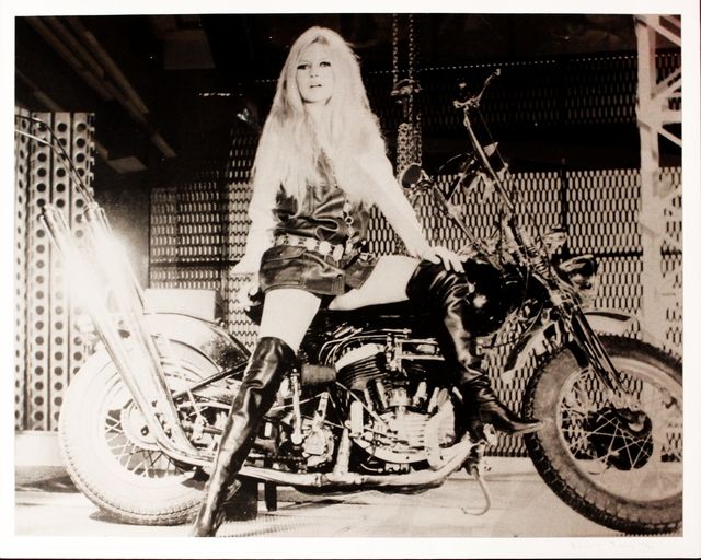 Serigrafia Young - Brigitte Bardot sur sa Harley Davidson 