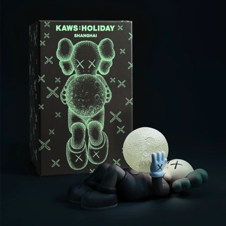 Multiplo Kaws - Companion Figure (Brown) with a fluorescent moon