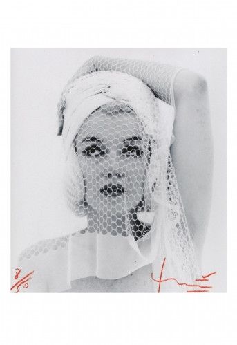 Multiplo Stern - Marilyn looking up in the wedding veil