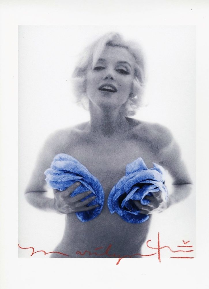 Fotografie Stern - Marilyn Monroe with Blue Roses
