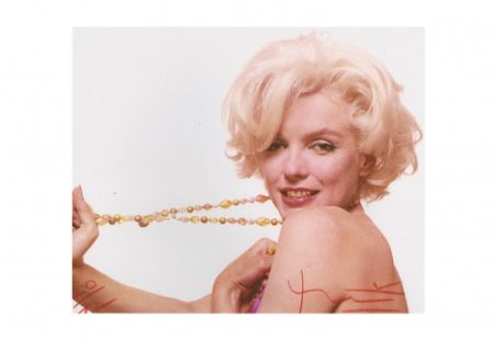 Multiplo Stern - Marilyn stretching the jewelry