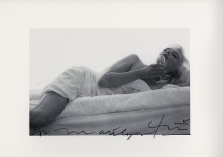 Multiplo Stern - Marilyn wine on the bed