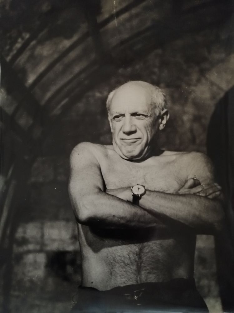 Fotografie Picasso - Picasso les bras croisés