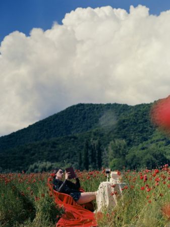 Fotografie Sitchinava - Picnic in a Poppy Field