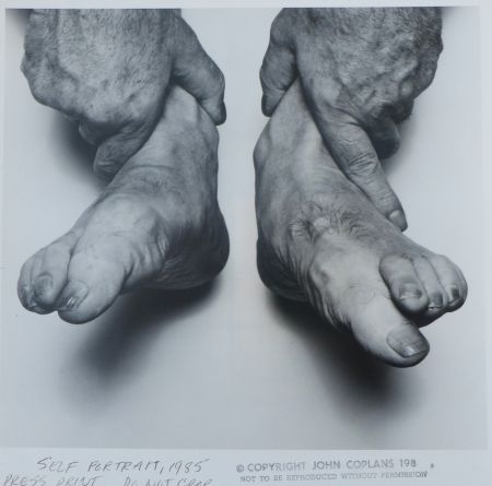 Fotografie Coplans - Selfportrait hands holding feet